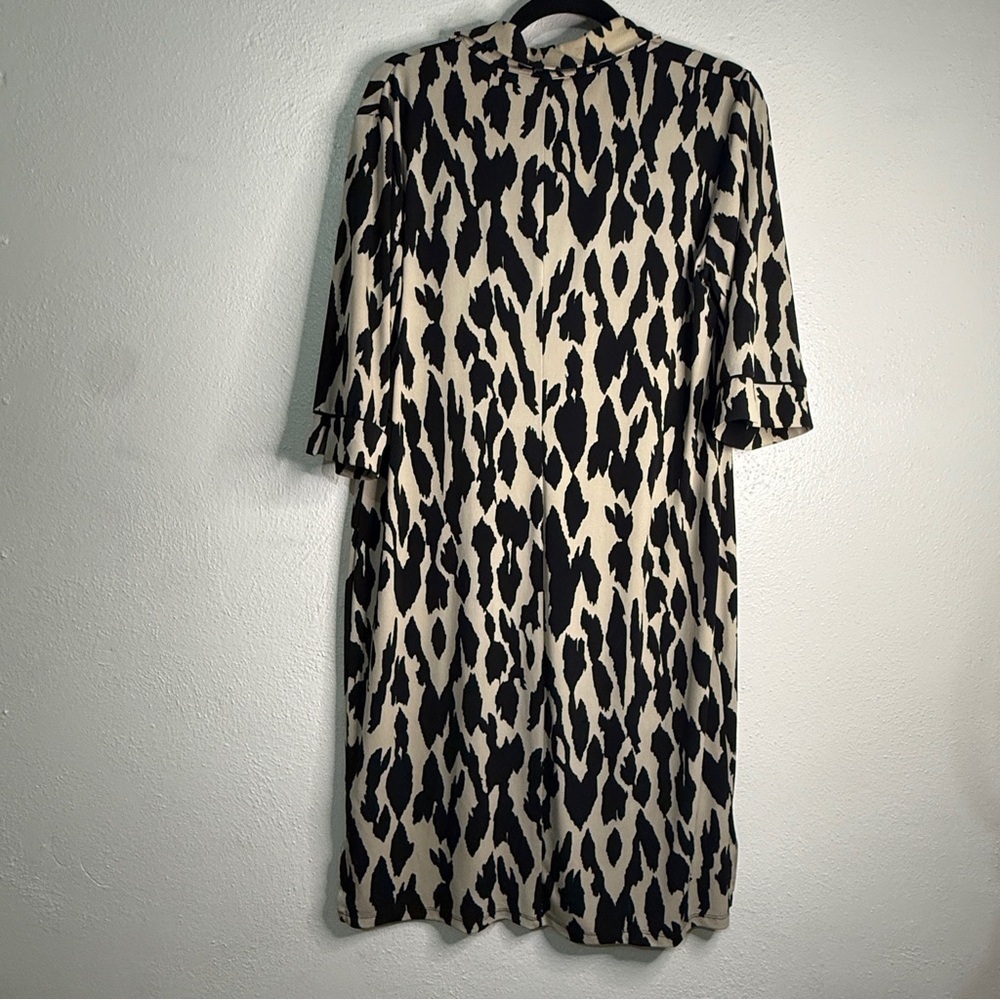 Sandra Darren Black and Cream Animal Print Shift Dress. Sz 10. - Picture 7 of 9